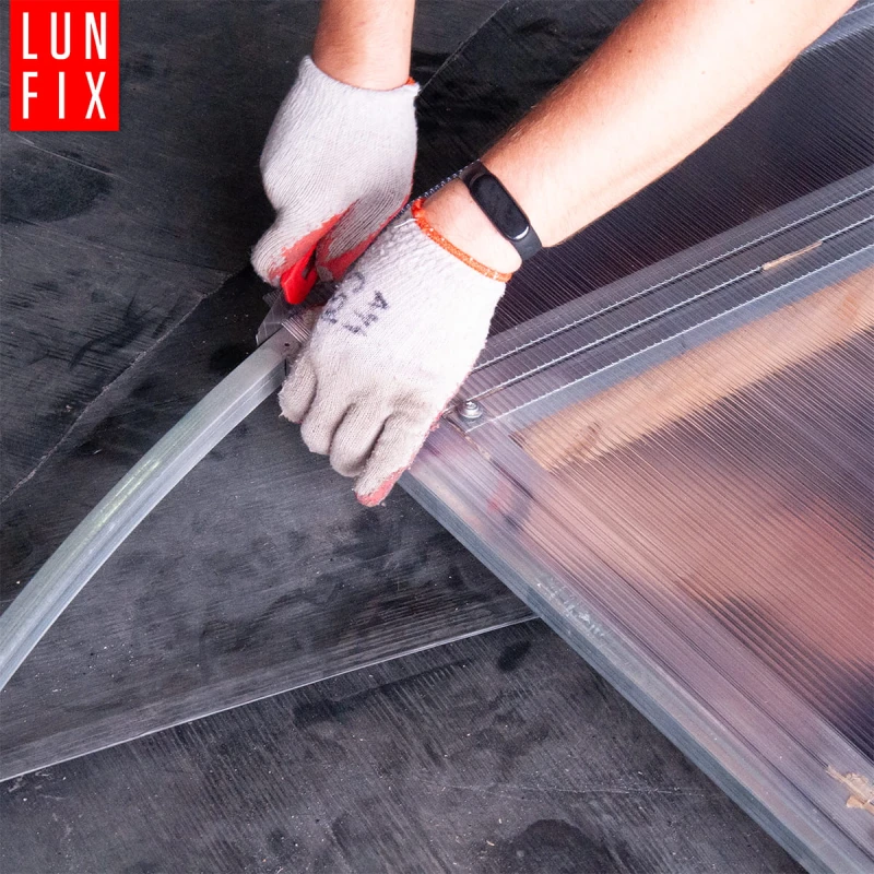 Řezání a montáž polykarbonátu na čelní stěny skleníků LUN FIX