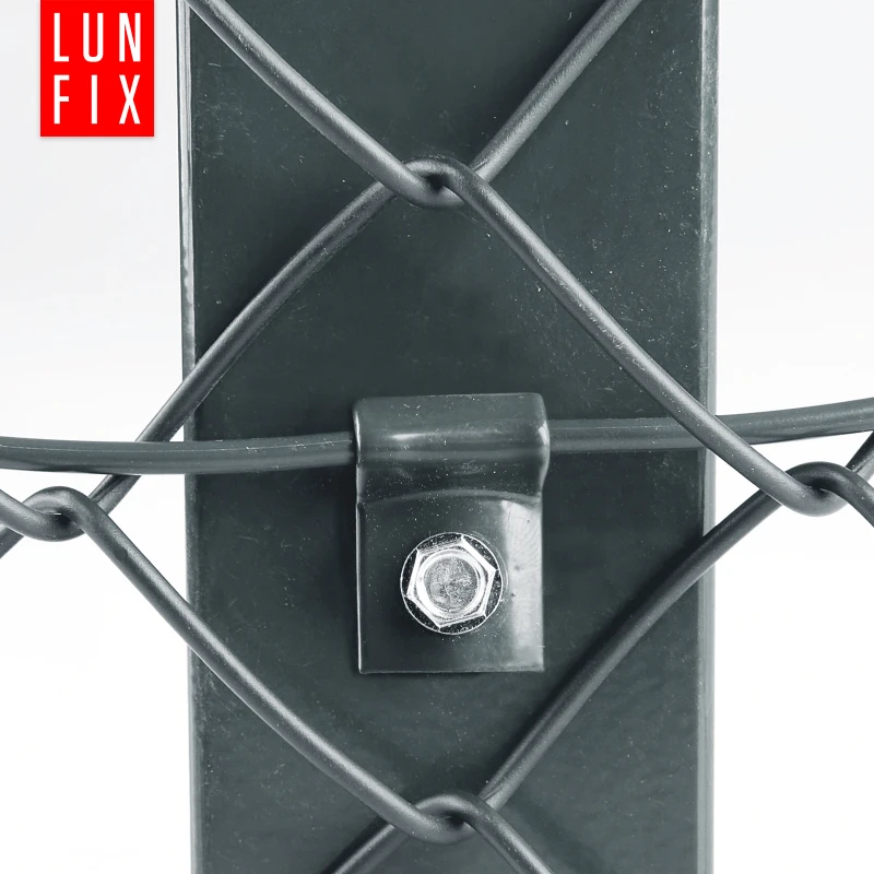 Černý plechový držák drátu a plotových panelů se samovrtným šroubem 5,5x19 mm, 10 ks.