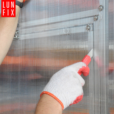 Řezání a montáž polykarbonátu na čelní stěny skleníků LUN FIX