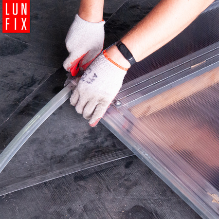 Řezání a montáž polykarbonátu na čelní stěny skleníků LUN FIX