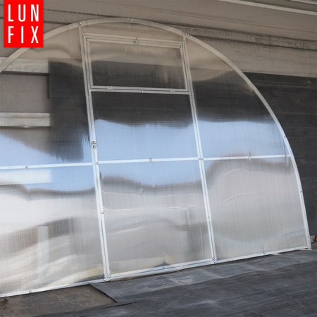 Řezání a montáž polykarbonátu na čelní stěny skleníků LUN FIX