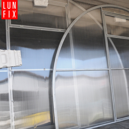 Řezání a montáž polykarbonátu na čelní stěny skleníků LUN FIX