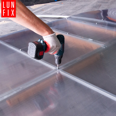 Řezání a montáž polykarbonátu na čelní stěny skleníků LUN FIX