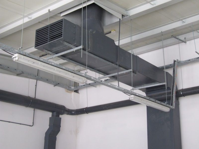 Závitové tyče pro upevnění vzduchotechniky – zavěšená HVAC instalace s metrickými závitovými tyčemi