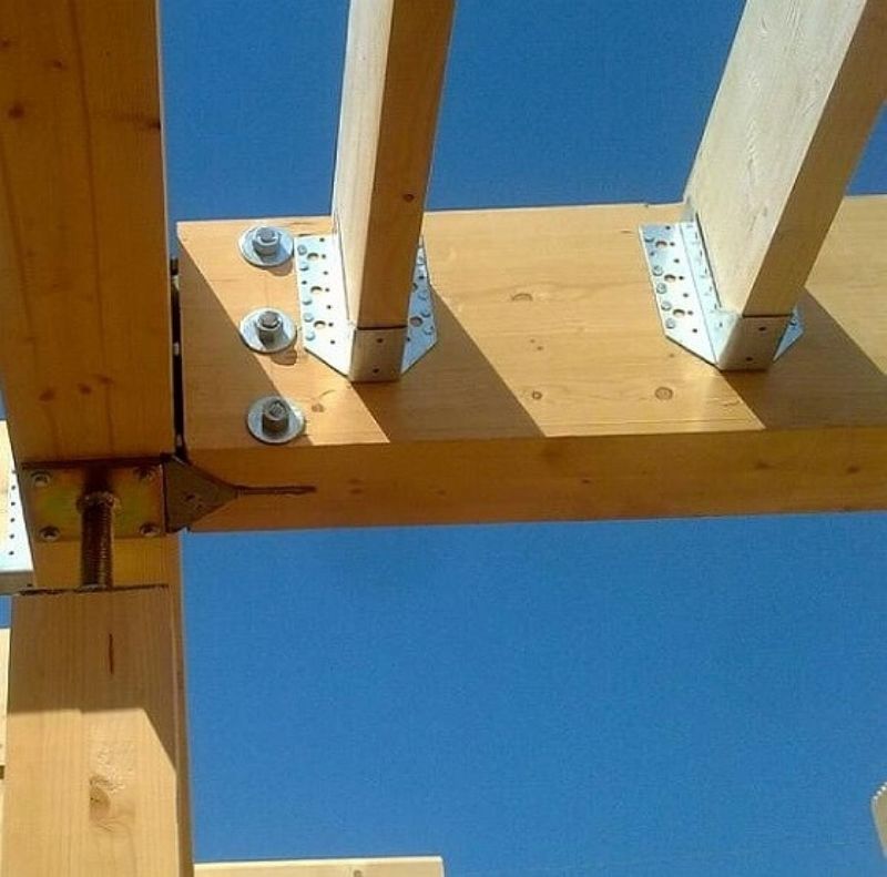 Trámové botky pro upevnění dřevěné konstrukce a střešních trámů
